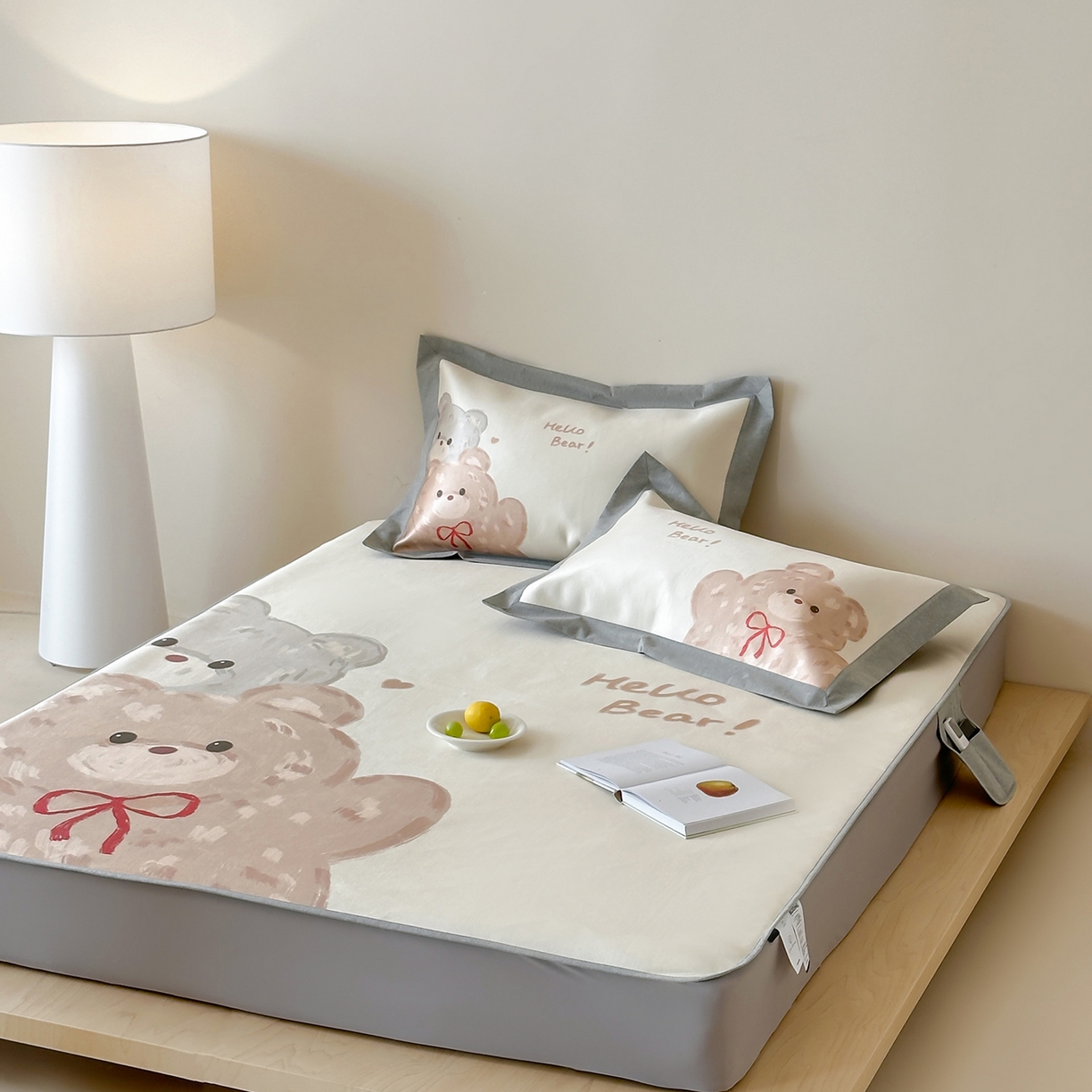 91家纺网 家纺一手货源 找家纺 JUICY 橘滋家纺 2026新款高端A类原创设计卡通数码印花冰丝席凉席 床笠款大眼熊仔