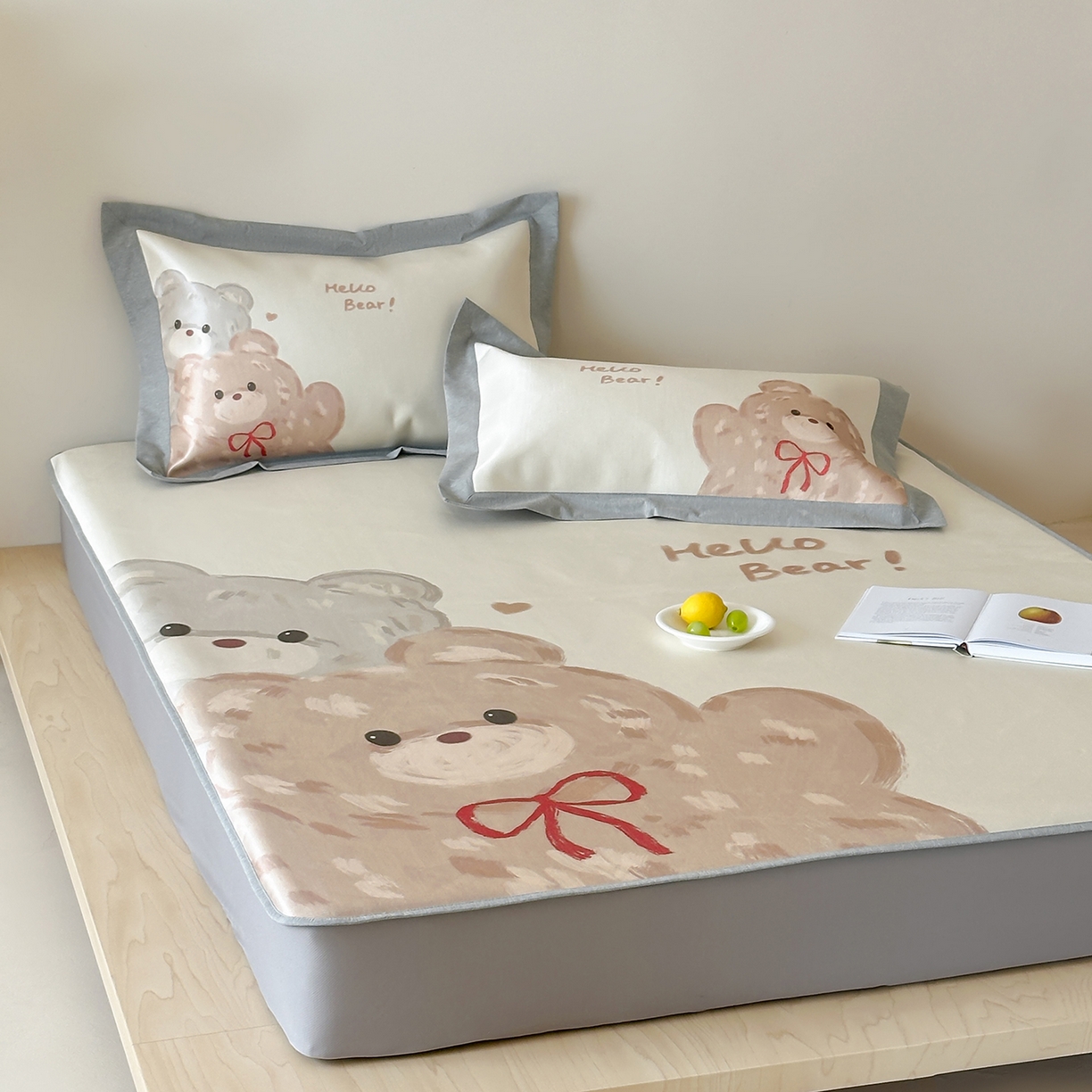 91家纺网 家纺一手货源 找家纺 JUICY 橘滋家纺 2026新款高端A类原创设计卡通数码印花冰丝席凉席 床笠款大眼熊仔