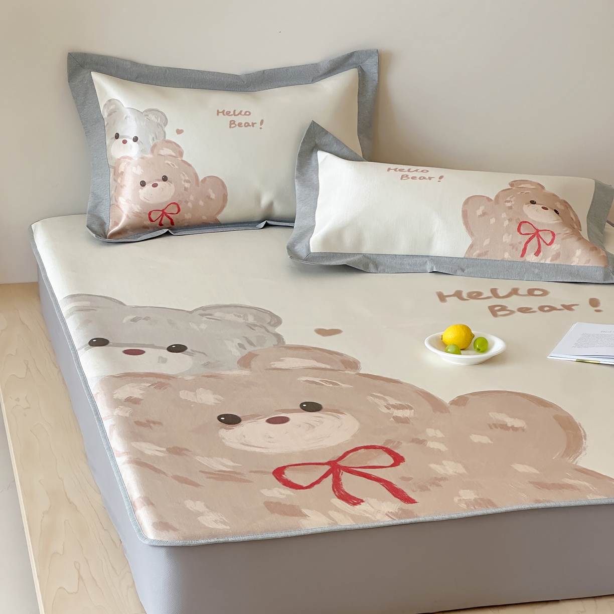 91家纺网 家纺一手货源 找家纺 JUICY 橘滋家纺 2026新款高端A类原创设计卡通数码印花冰丝席凉席 床笠款大眼熊仔