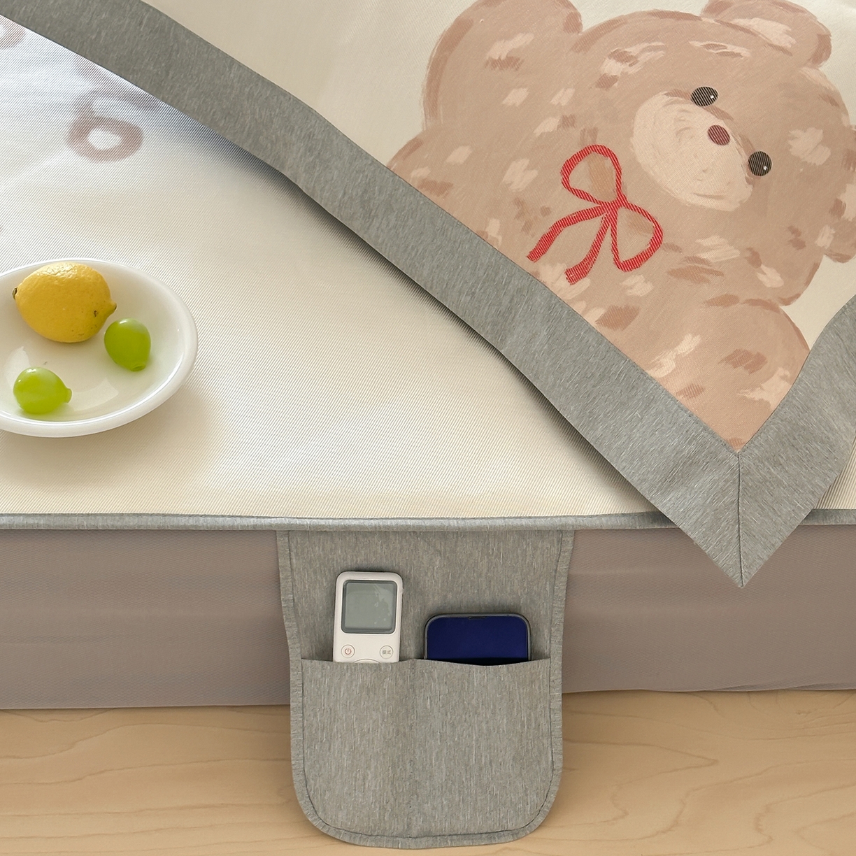 91家纺网 家纺一手货源 找家纺 JUICY 橘滋家纺 2026新款高端A类原创设计卡通数码印花冰丝席凉席 床笠款大眼熊仔