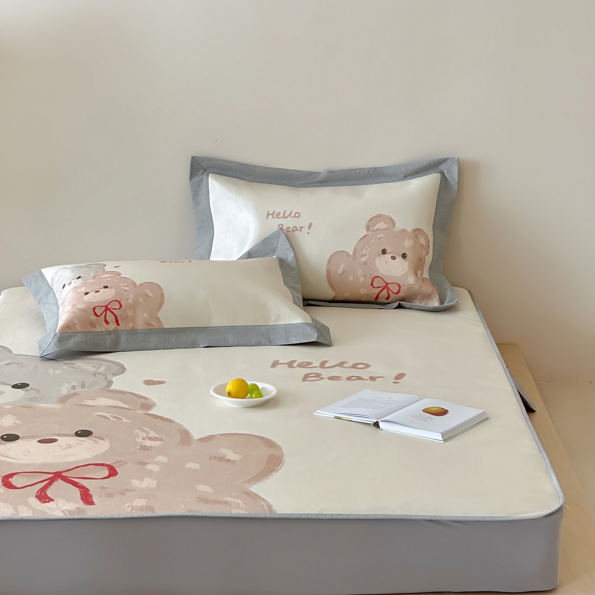 91家纺网 家纺一手货源 找家纺 JUICY 橘滋家纺 2026新款高端A类原创设计卡通数码印花冰丝席凉席 床笠款大眼熊仔