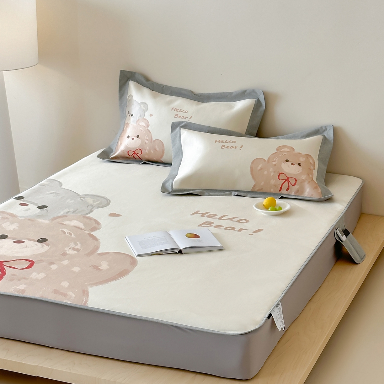 91家纺网 家纺一手货源 找家纺 JUICY 橘滋家纺 2026新款高端A类原创设计卡通数码印花冰丝席凉席 床笠款大眼熊仔