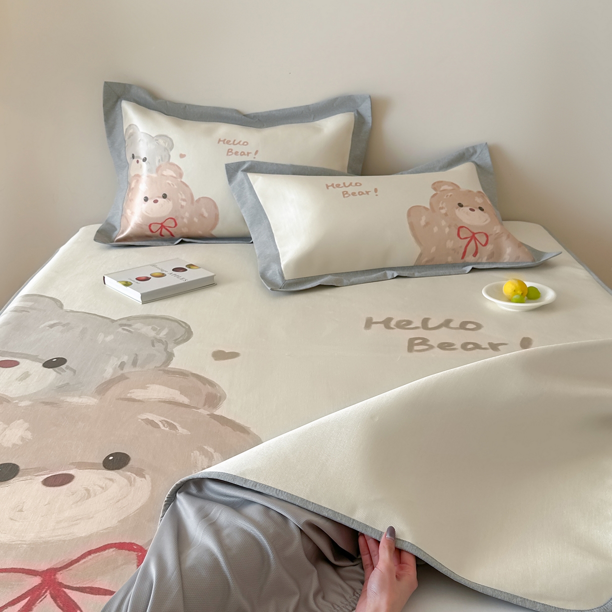 91家纺网 家纺一手货源 找家纺 JUICY 橘滋家纺 2026新款高端A类原创设计卡通数码印花冰丝席凉席 床笠款大眼熊仔