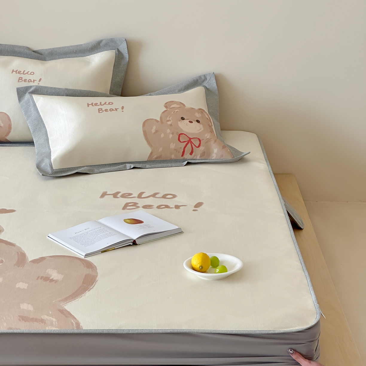 91家纺网 家纺一手货源 找家纺 JUICY 橘滋家纺 2026新款高端A类原创设计卡通数码印花冰丝席凉席 床笠款大眼熊仔