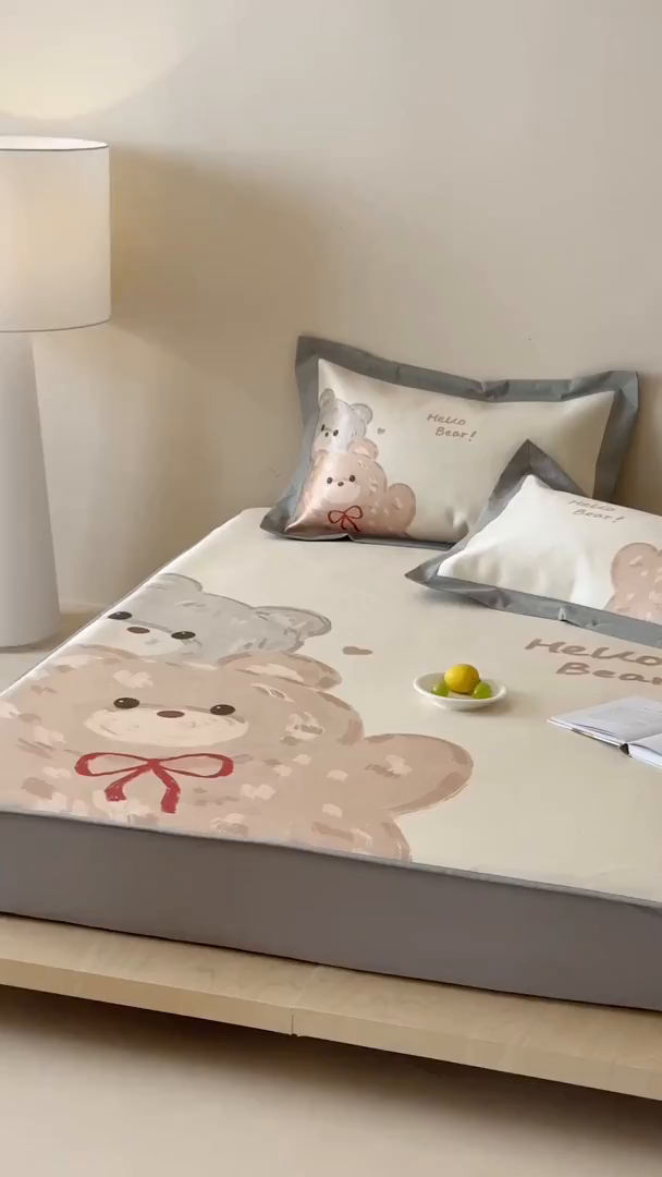 91家纺网 家纺一手货源 找家纺 JUICY 橘滋家纺 2026新款高端A类原创设计卡通数码印花冰丝席凉席 床笠款大眼熊仔