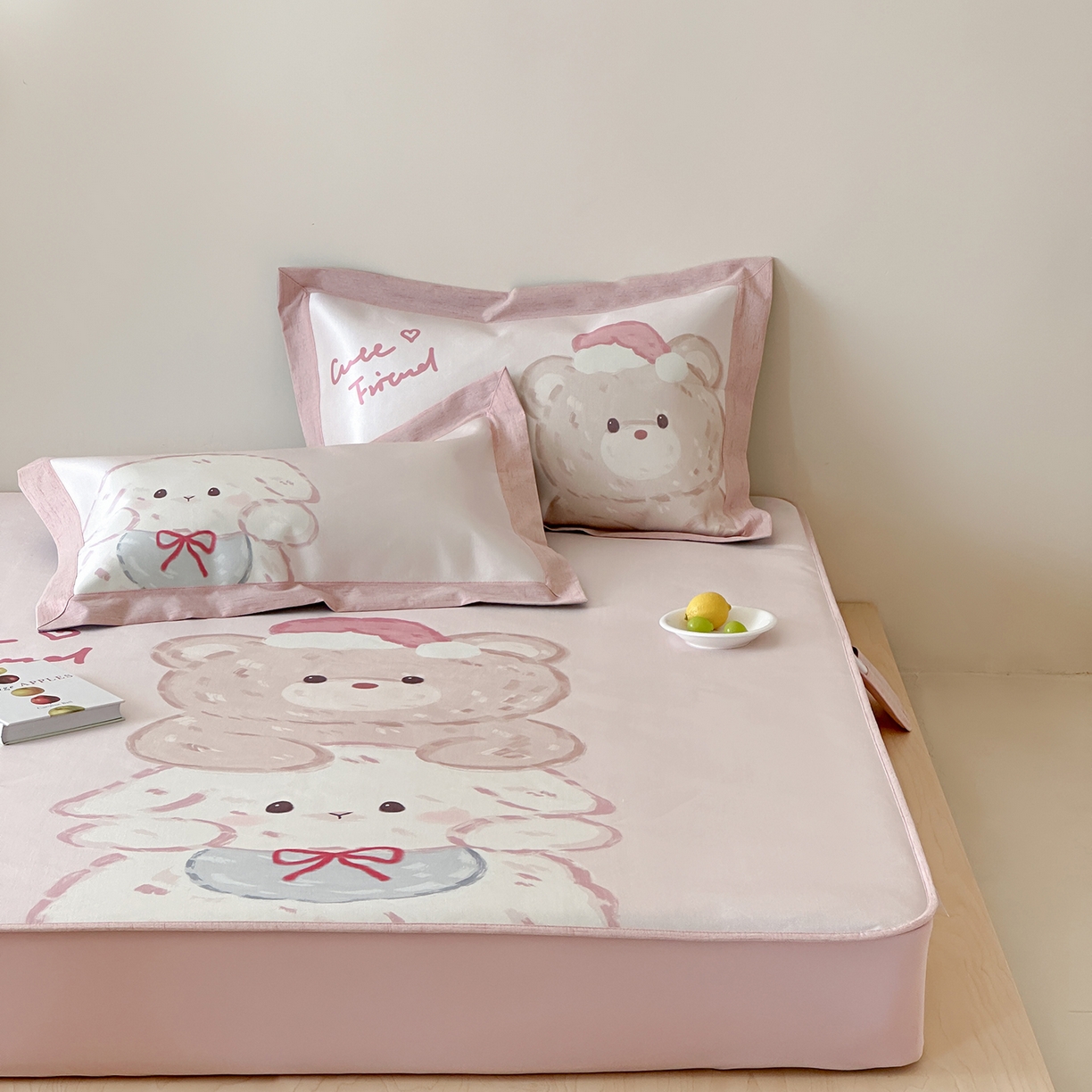 91家纺网 家纺一手货源 找家纺 JUICY 橘滋家纺 2026新款高端A类原创设计卡通数码印花冰丝席凉席 床笠款叠叠乐园