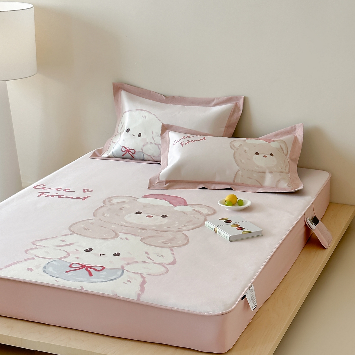 91家纺网 家纺一手货源 找家纺 JUICY 橘滋家纺 2026新款高端A类原创设计卡通数码印花冰丝席凉席 床笠款叠叠乐园