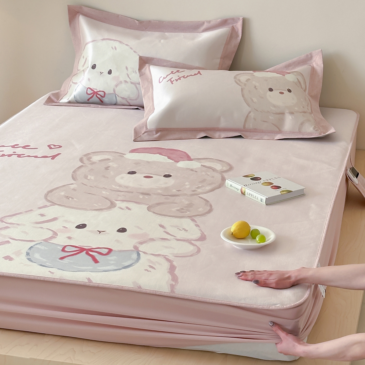 91家纺网 家纺一手货源 找家纺 JUICY 橘滋家纺 2026新款高端A类原创设计卡通数码印花冰丝席凉席 床笠款叠叠乐园