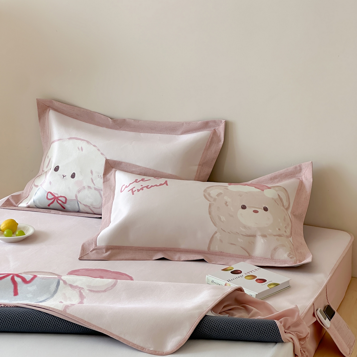 91家纺网 家纺一手货源 找家纺 JUICY 橘滋家纺 2026新款高端A类原创设计卡通数码印花冰丝席凉席 床笠款叠叠乐园