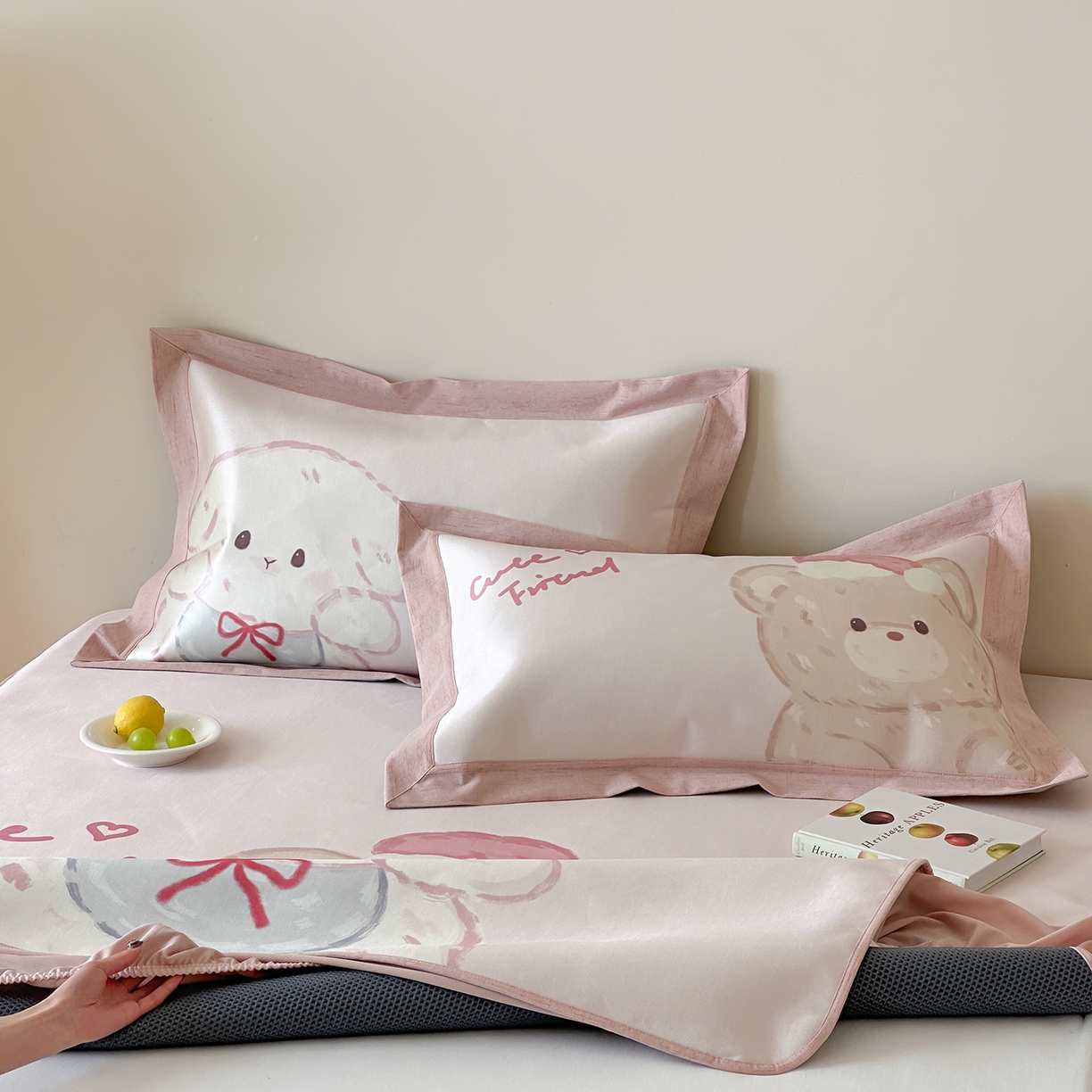 91家纺网 家纺一手货源 找家纺 JUICY 橘滋家纺 2026新款高端A类原创设计卡通数码印花冰丝席凉席 床笠款叠叠乐园