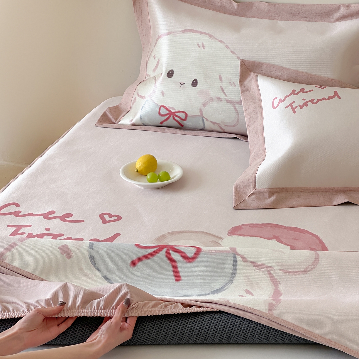 91家纺网 家纺一手货源 找家纺 JUICY 橘滋家纺 2026新款高端A类原创设计卡通数码印花冰丝席凉席 床笠款叠叠乐园