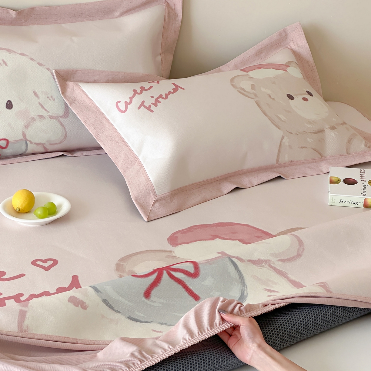 91家纺网 家纺一手货源 找家纺 JUICY 橘滋家纺 2026新款高端A类原创设计卡通数码印花冰丝席凉席 床笠款叠叠乐园