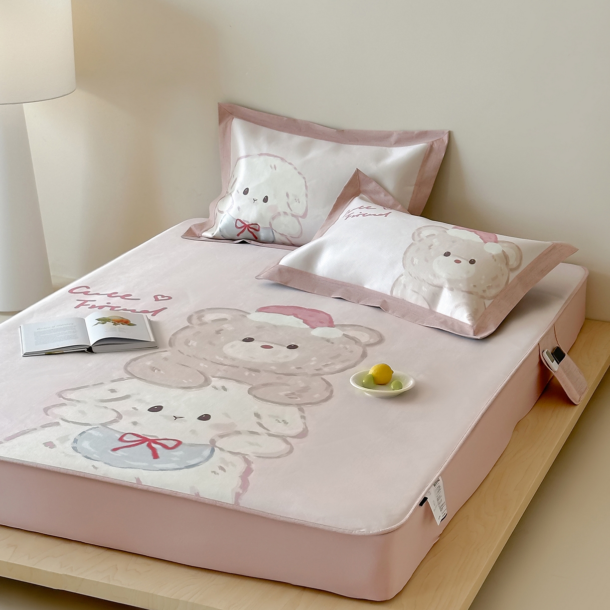 91家纺网 家纺一手货源 找家纺 JUICY 橘滋家纺 2026新款高端A类原创设计卡通数码印花冰丝席凉席 床笠款叠叠乐园