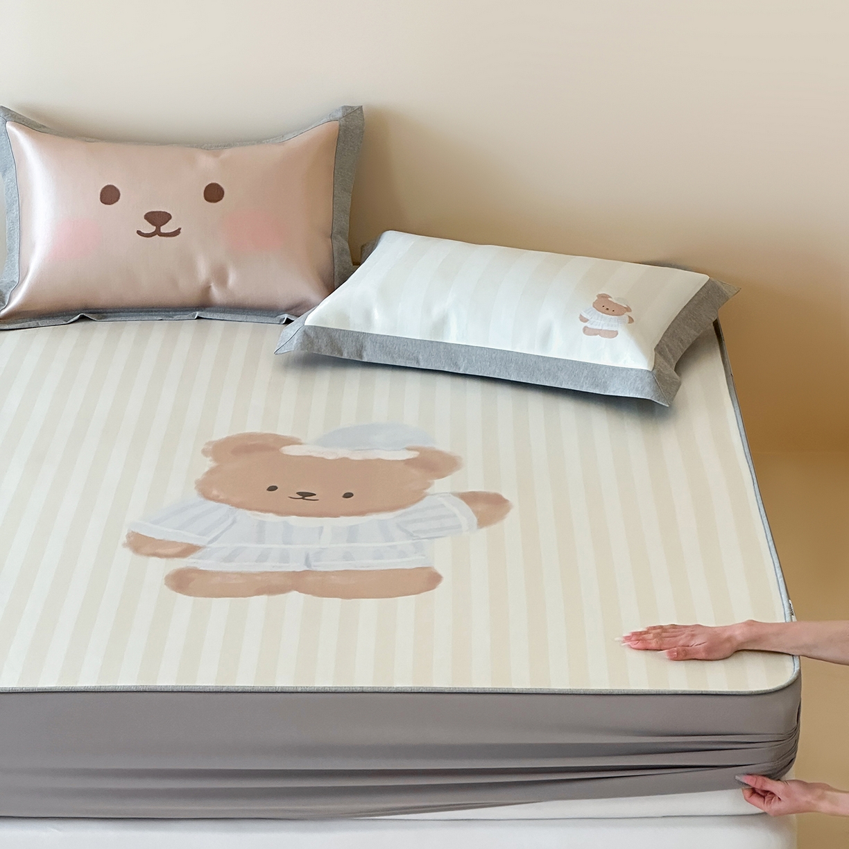 91家纺网 家纺一手货源 找家纺 JUICY 橘滋家纺 2026新款高端A类原创设计卡通数码印花冰丝席凉席 床笠款海魂衫朋友