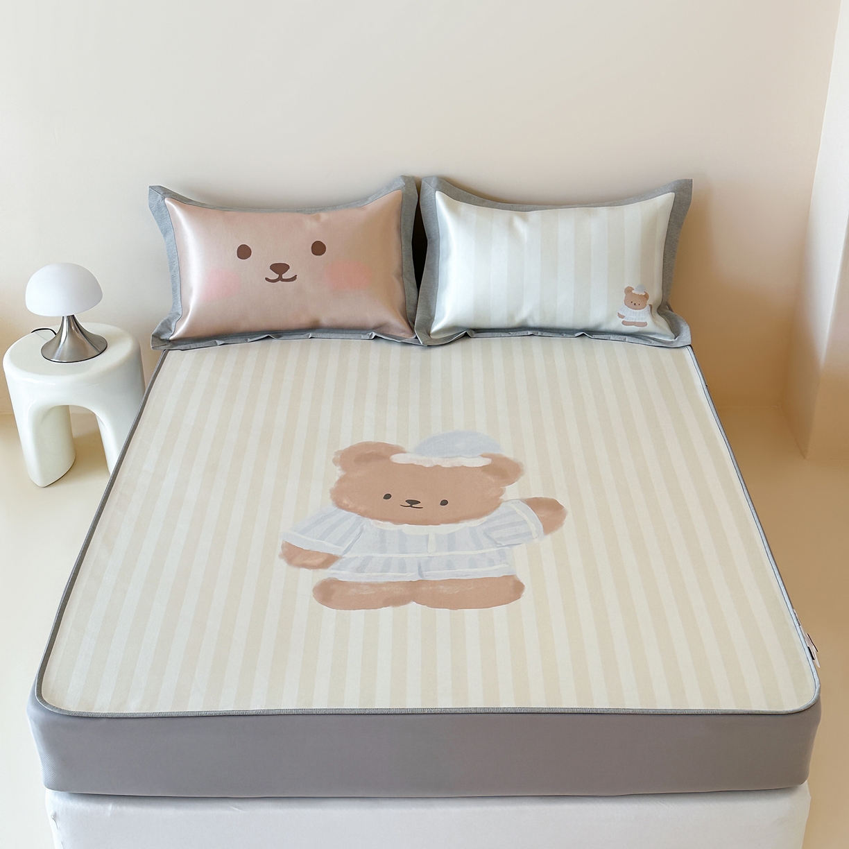 91家纺网 家纺一手货源 找家纺 JUICY 橘滋家纺 2026新款高端A类原创设计卡通数码印花冰丝席凉席 床笠款海魂衫朋友