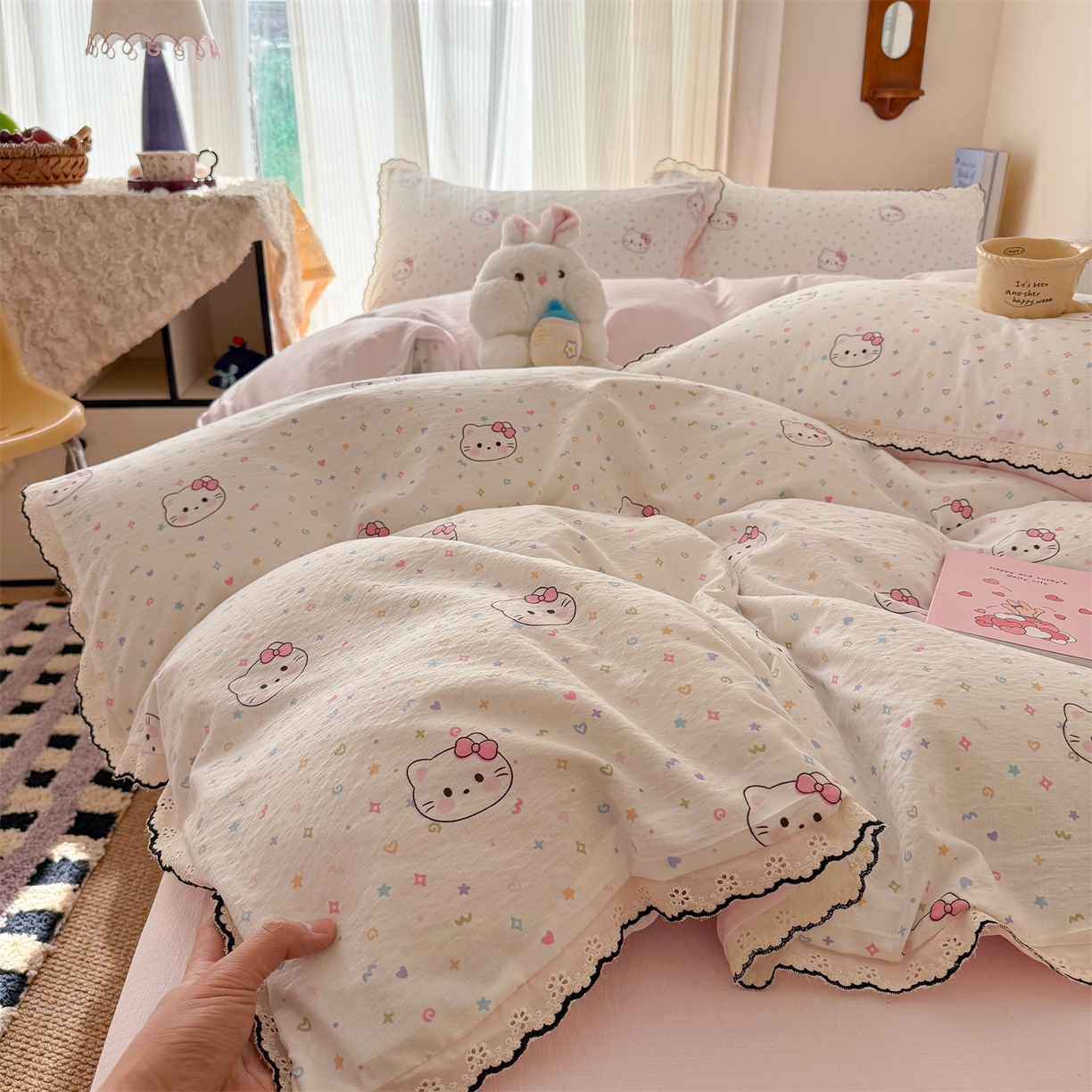 91家纺网 家纺一手货源 找家纺 温眠家纺 2026新款针织提花双层纱全棉蕾丝花边四件套 甜心猫咪