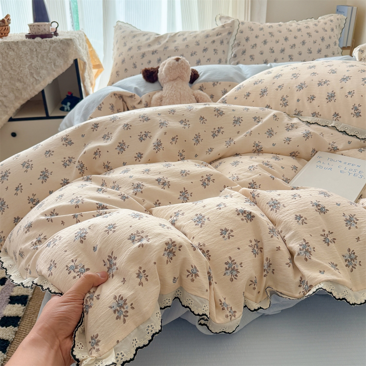 91家纺网 家纺一手货源 找家纺 温眠家纺 2026新款针织提花双层纱全棉蕾丝花边四件套 墨蓝