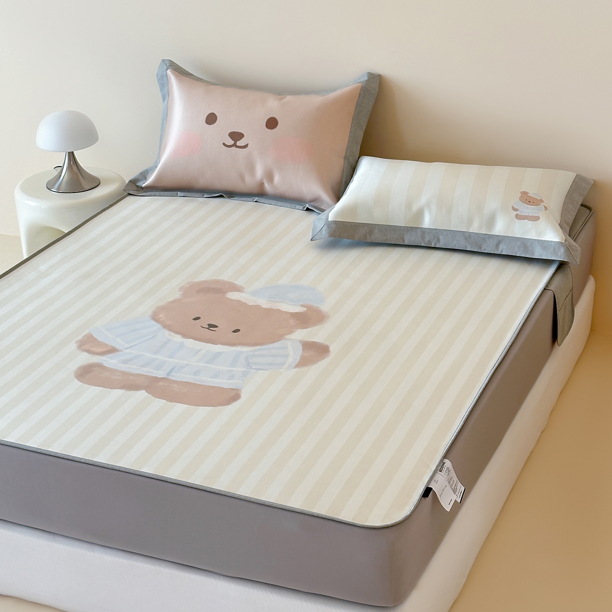 91家纺网 家纺一手货源 找家纺 JUICY 橘滋家纺 2026新款高端A类原创设计卡通数码印花冰丝席凉席 床笠款海魂衫朋友