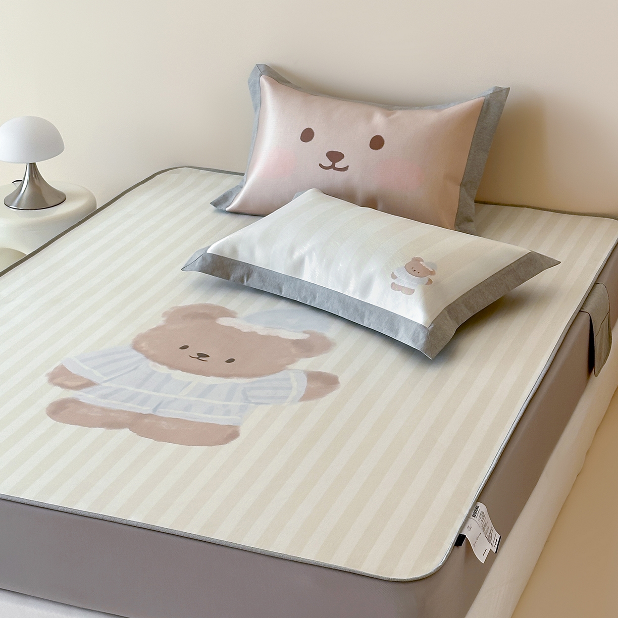 91家纺网 家纺一手货源 找家纺 JUICY 橘滋家纺 2026新款高端A类原创设计卡通数码印花冰丝席凉席 床笠款海魂衫朋友