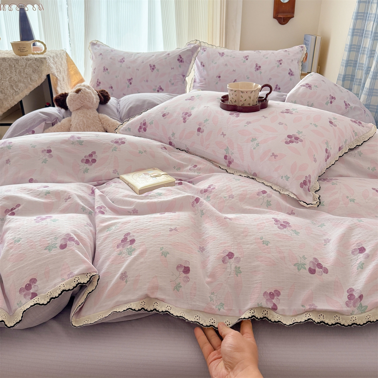 91家纺网 家纺一手货源 找家纺 温眠家纺 2026新款针织提花双层纱全棉蕾丝花边四件套 乌梅子酱