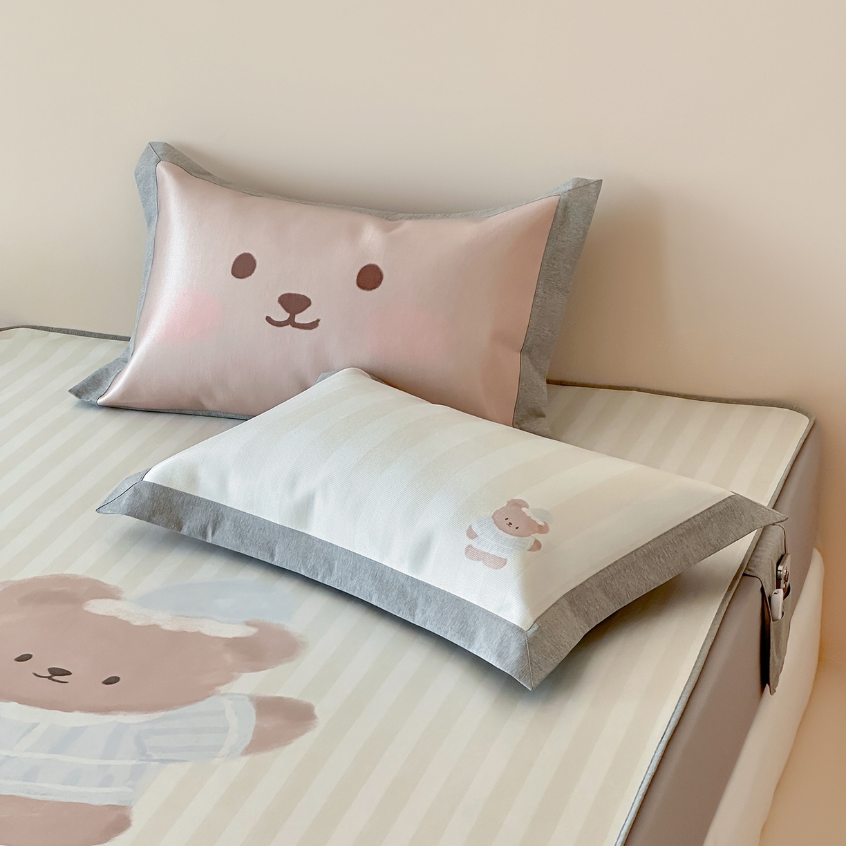 91家纺网 家纺一手货源 找家纺 JUICY 橘滋家纺 2026新款高端A类原创设计卡通数码印花冰丝席凉席 床笠款海魂衫朋友