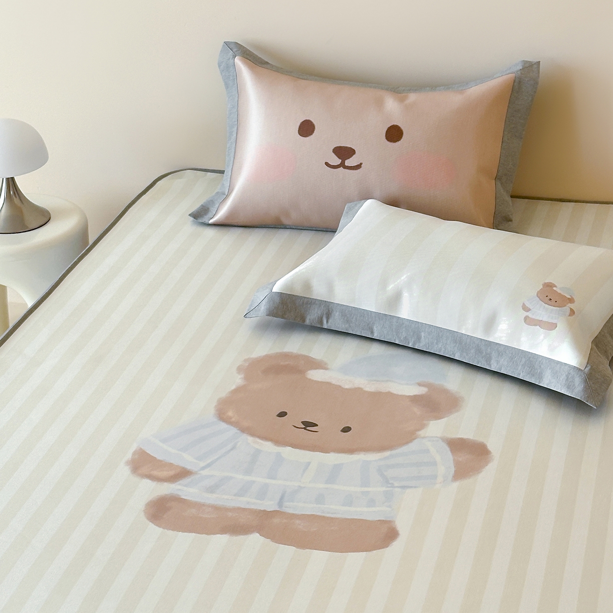 91家纺网 家纺一手货源 找家纺 JUICY 橘滋家纺 2026新款高端A类原创设计卡通数码印花冰丝席凉席 床笠款海魂衫朋友