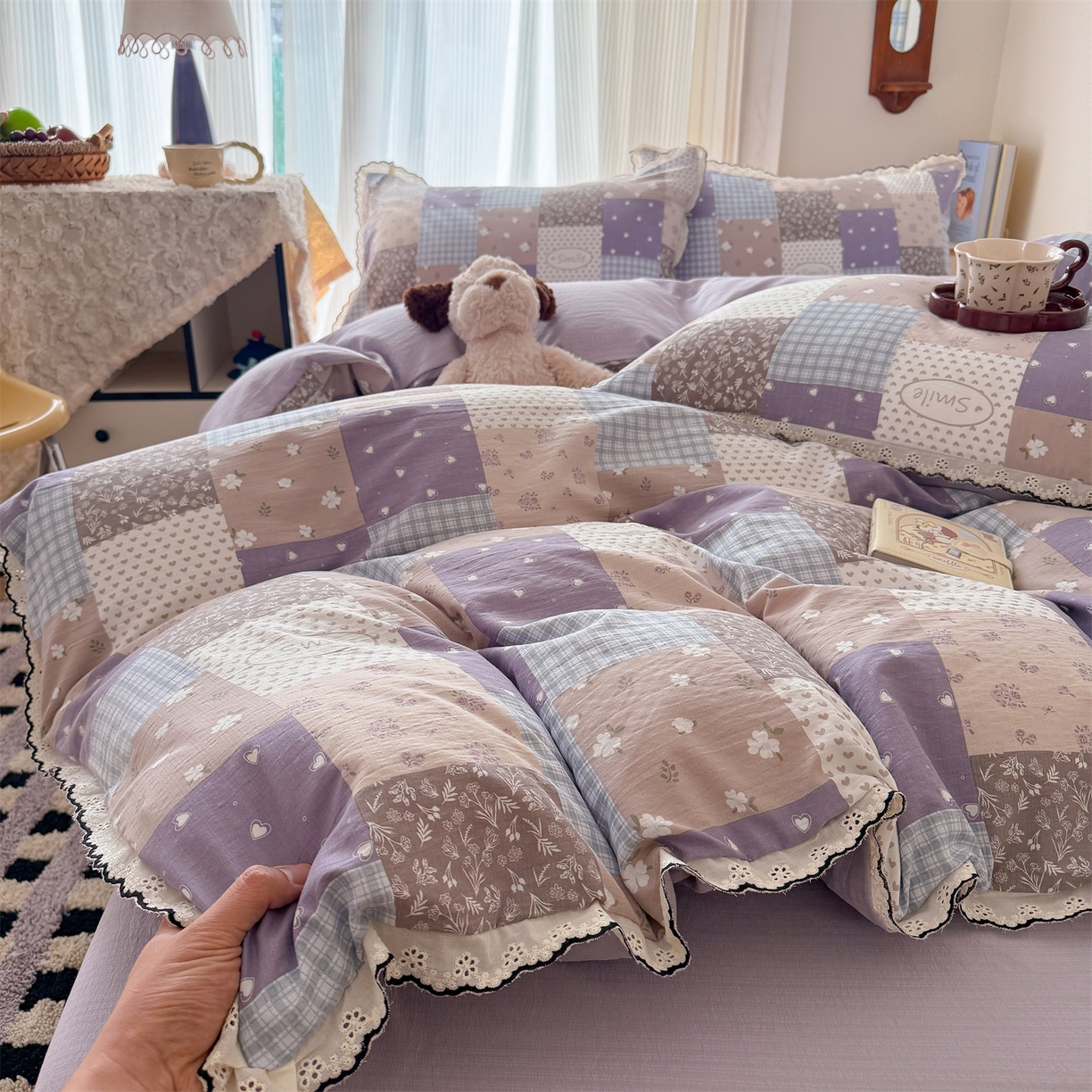 91家纺网 家纺一手货源 找家纺 温眠家纺 2026新款针织提花双层纱全棉蕾丝花边四件套 花田紫