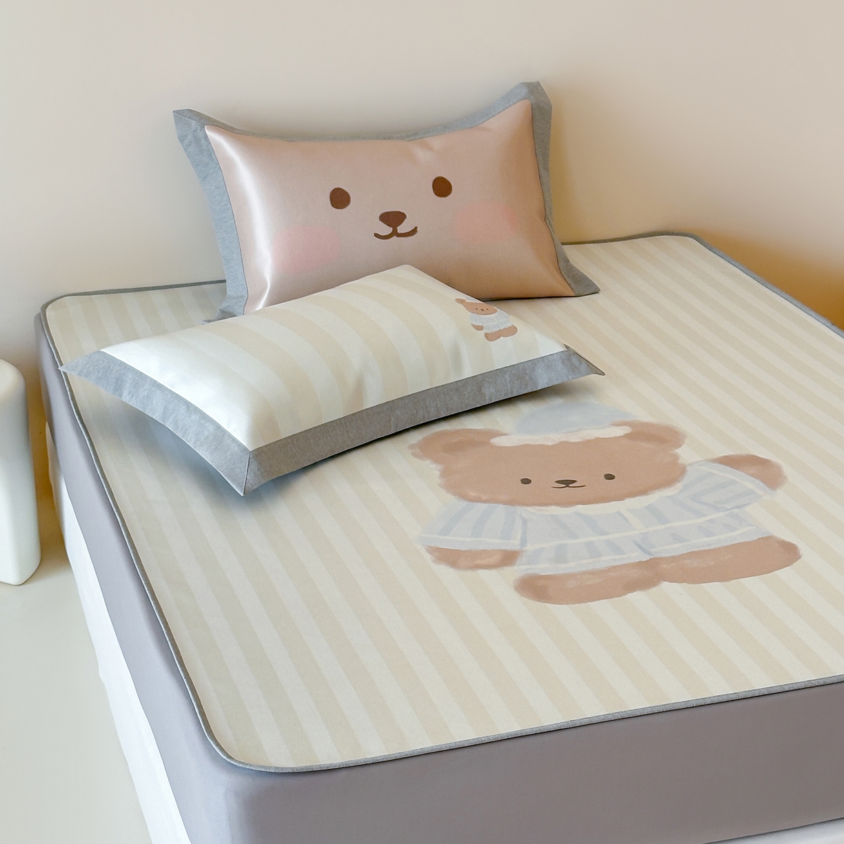 91家纺网 家纺一手货源 找家纺 JUICY 橘滋家纺 2026新款高端A类原创设计卡通数码印花冰丝席凉席 床笠款海魂衫朋友