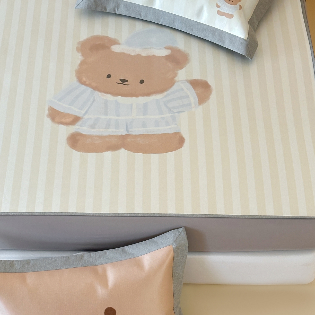 91家纺网 家纺一手货源 找家纺 JUICY 橘滋家纺 2026新款高端A类原创设计卡通数码印花冰丝席凉席 床笠款海魂衫朋友