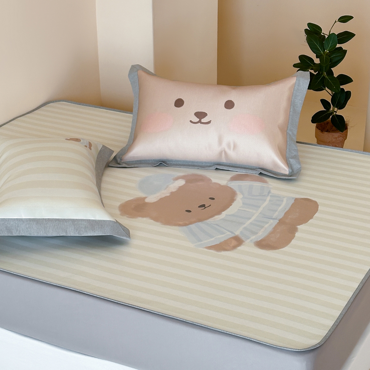 91家纺网 家纺一手货源 找家纺 JUICY 橘滋家纺 2026新款高端A类原创设计卡通数码印花冰丝席凉席 床笠款海魂衫朋友