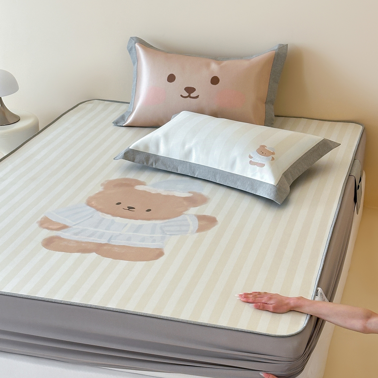 91家纺网 家纺一手货源 找家纺 JUICY 橘滋家纺 2026新款高端A类原创设计卡通数码印花冰丝席凉席 床笠款海魂衫朋友