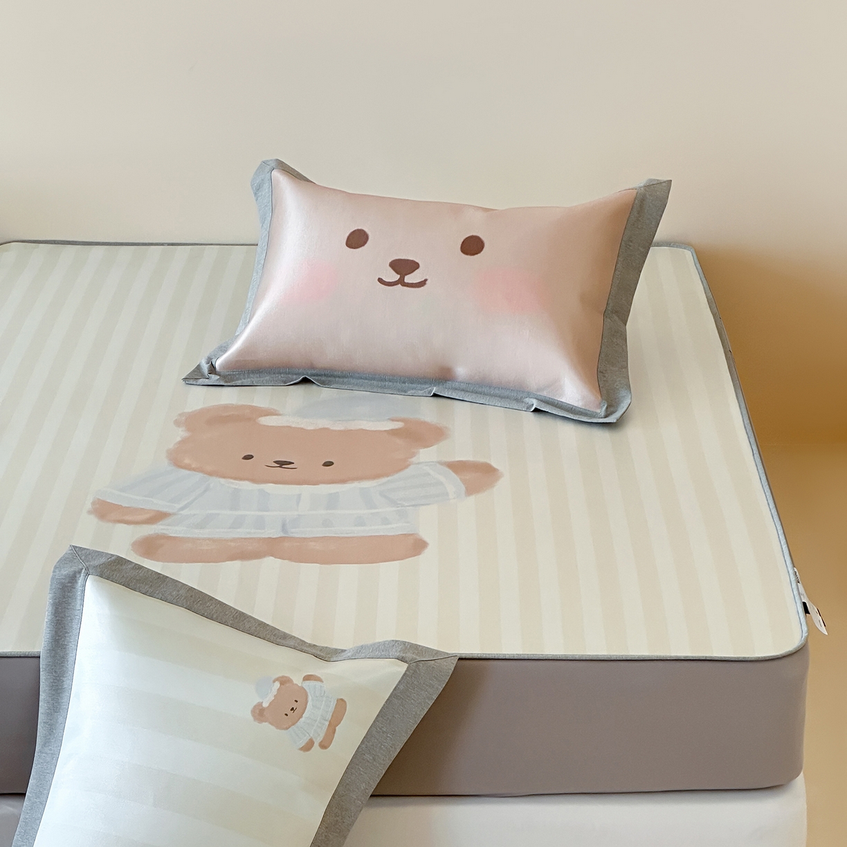 91家纺网 家纺一手货源 找家纺 JUICY 橘滋家纺 2026新款高端A类原创设计卡通数码印花冰丝席凉席 床笠款海魂衫朋友