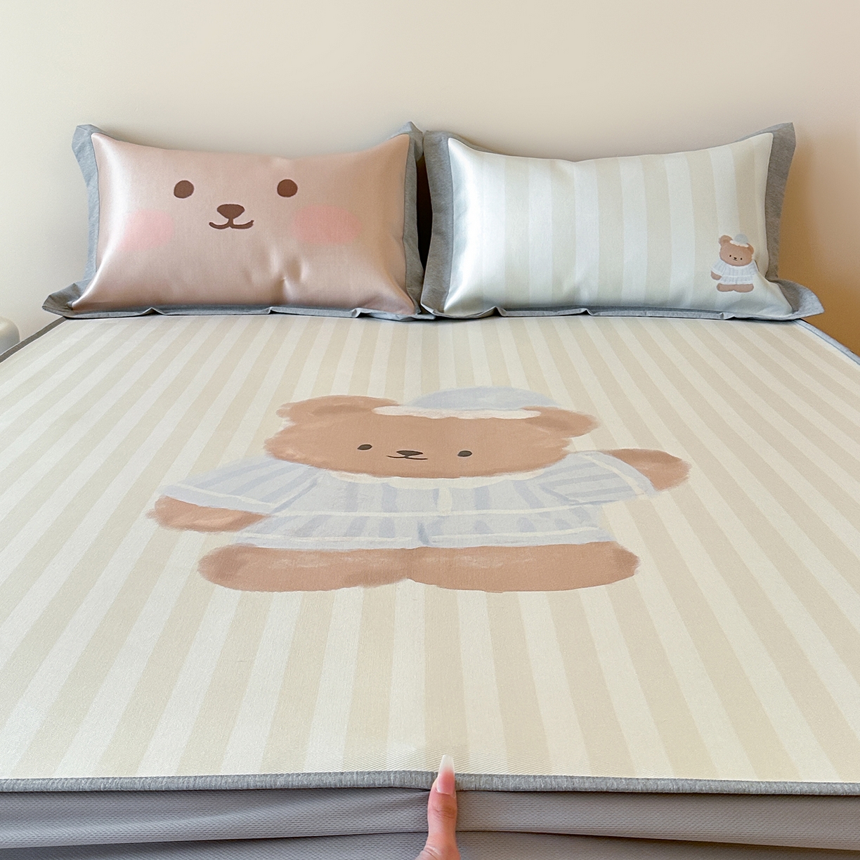 91家纺网 家纺一手货源 找家纺 JUICY 橘滋家纺 2026新款高端A类原创设计卡通数码印花冰丝席凉席 床笠款海魂衫朋友