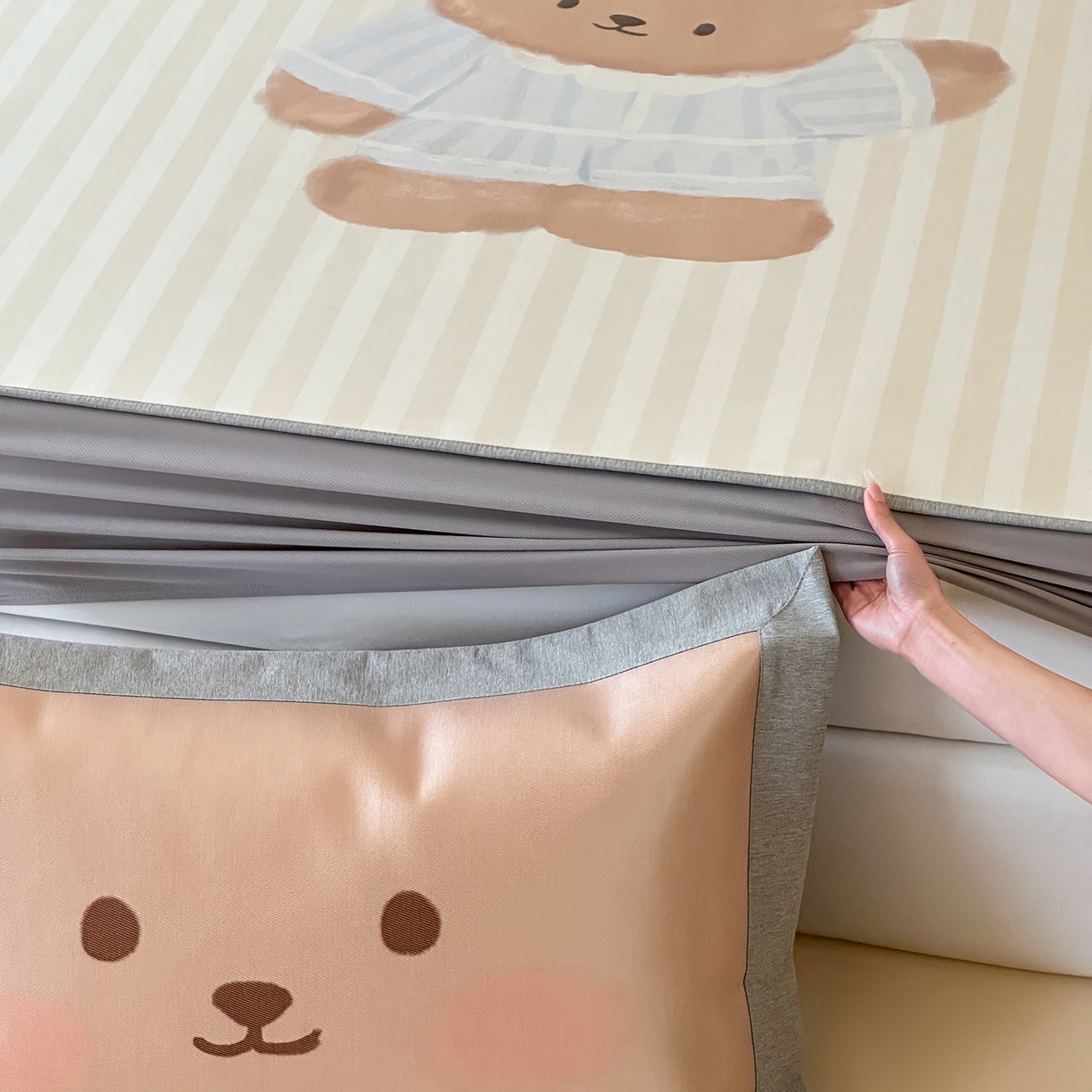 91家纺网 家纺一手货源 找家纺 JUICY 橘滋家纺 2026新款高端A类原创设计卡通数码印花冰丝席凉席 床笠款海魂衫朋友