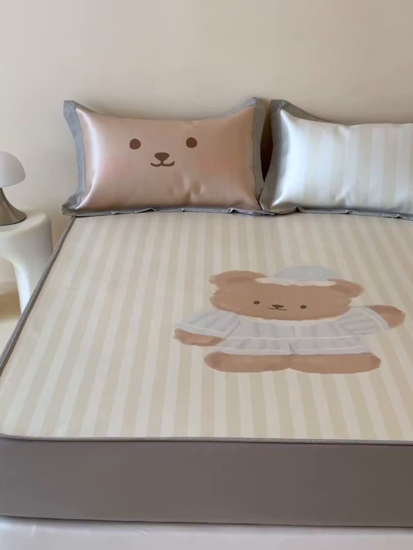 91家纺网 家纺一手货源 找家纺 JUICY 橘滋家纺 2026新款高端A类原创设计卡通数码印花冰丝席凉席 床笠款海魂衫朋友