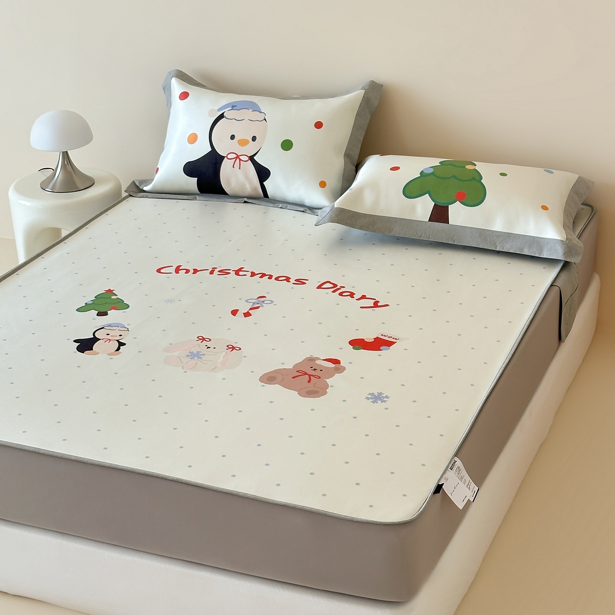 91家纺网 家纺一手货源 找家纺 JUICY 橘滋家纺 2026新款高端A类原创设计卡通数码印花冰丝席凉席 床笠款圣诞日记