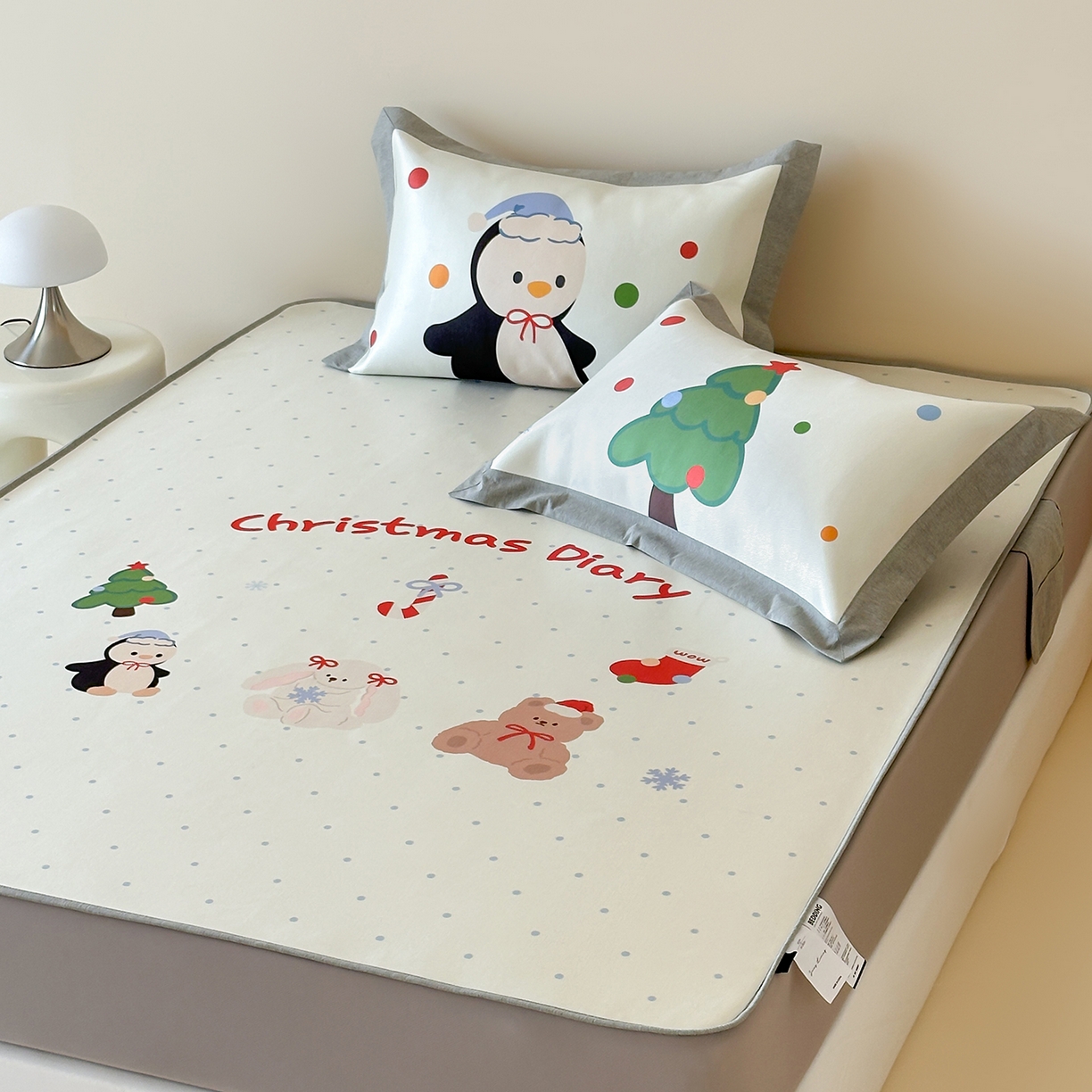 91家纺网 家纺一手货源 找家纺 JUICY 橘滋家纺 2026新款高端A类原创设计卡通数码印花冰丝席凉席 床笠款圣诞日记