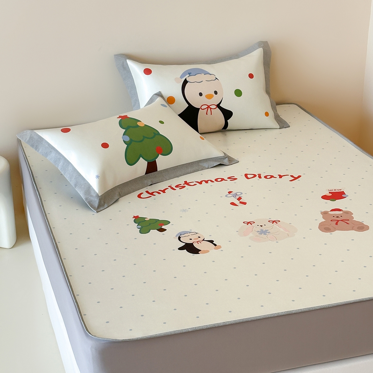 91家纺网 家纺一手货源 找家纺 JUICY 橘滋家纺 2026新款高端A类原创设计卡通数码印花冰丝席凉席 床笠款圣诞日记