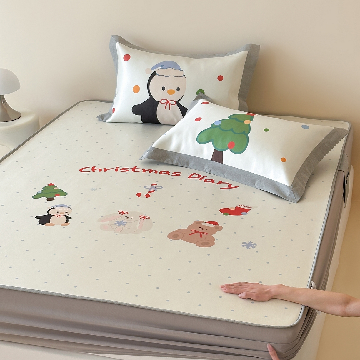 91家纺网 家纺一手货源 找家纺 JUICY 橘滋家纺 2026新款高端A类原创设计卡通数码印花冰丝席凉席 床笠款圣诞日记