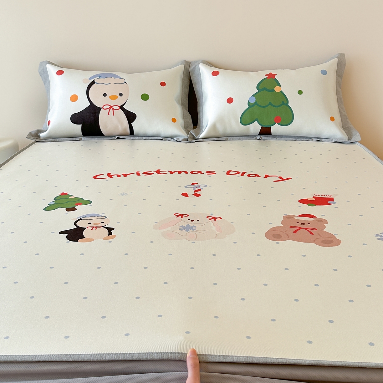 91家纺网 家纺一手货源 找家纺 JUICY 橘滋家纺 2026新款高端A类原创设计卡通数码印花冰丝席凉席 床笠款圣诞日记