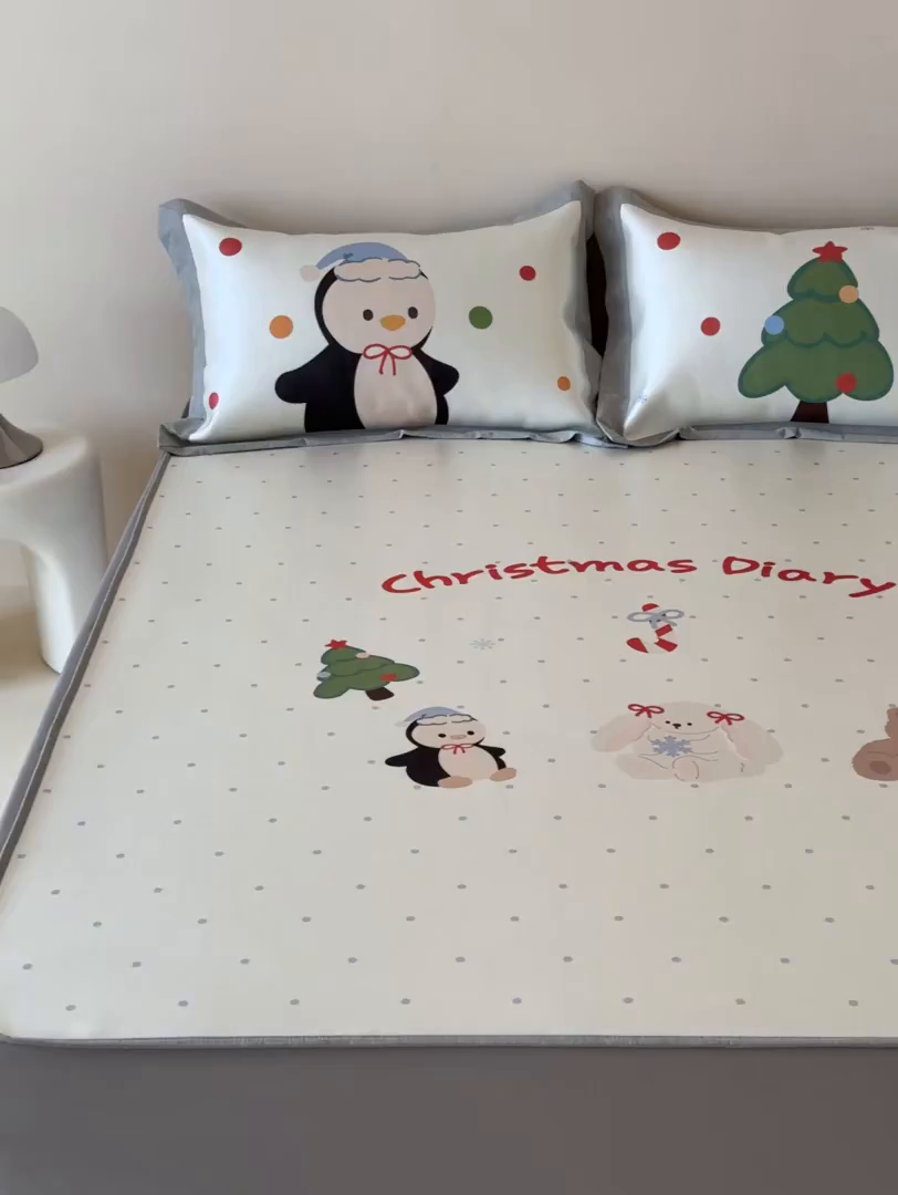 91家纺网 家纺一手货源 找家纺 JUICY 橘滋家纺 2026新款高端A类原创设计卡通数码印花冰丝席凉席 床笠款圣诞日记