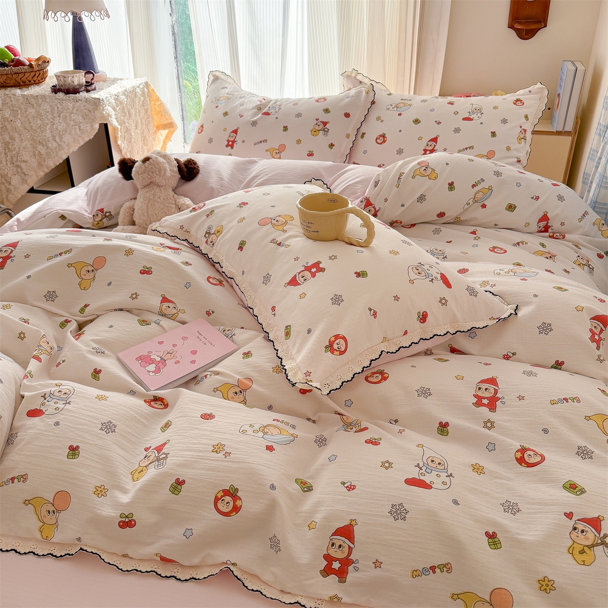 91家纺网 家纺一手货源 找家纺 温眠家纺 2026新款针织提花双层纱全棉蕾丝花边四件套 苹果星人