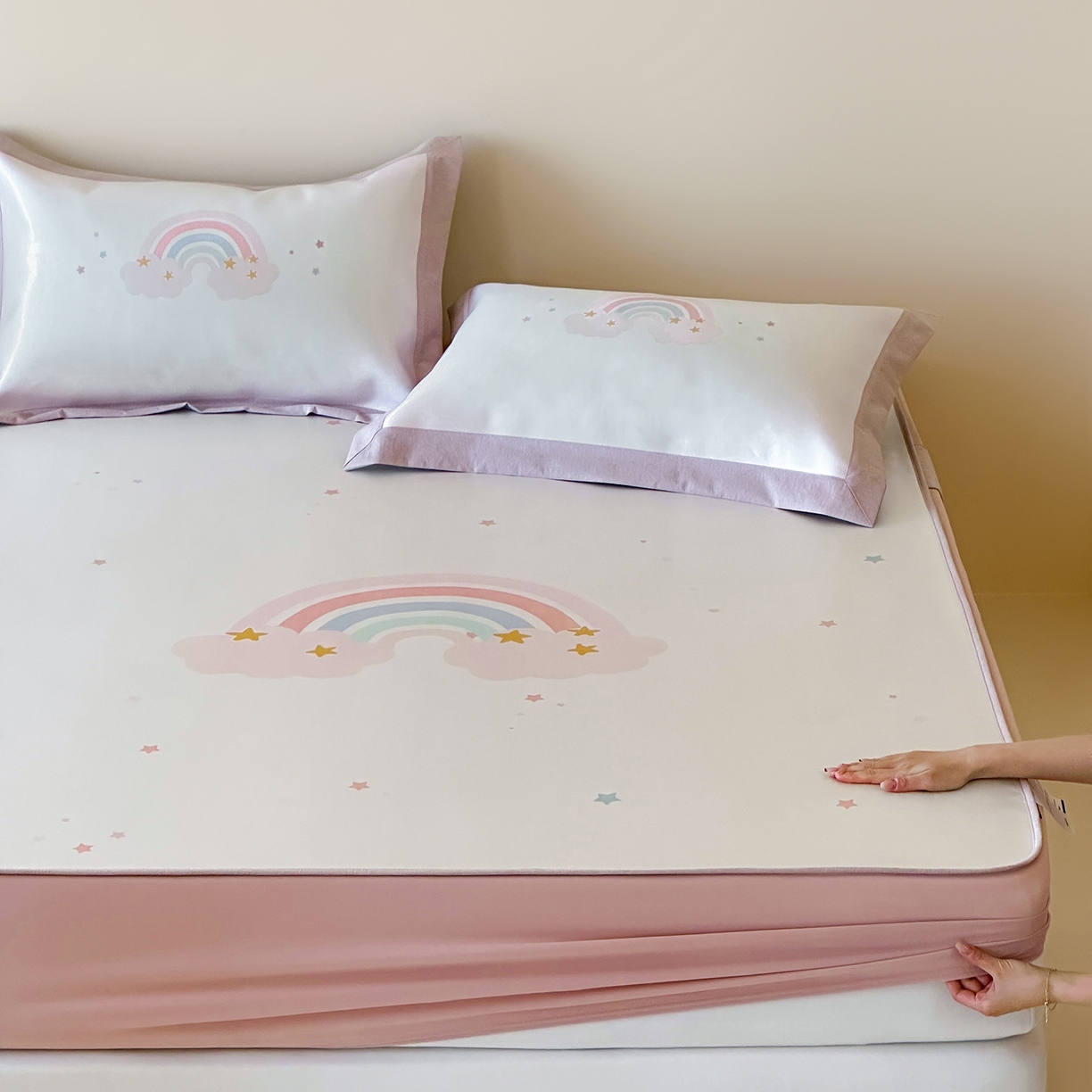 91家纺网 家纺一手货源 找家纺 JUICY 橘滋家纺 2026新款高端A类原创设计卡通数码印花冰丝席凉席 床笠款甜梦彩虹