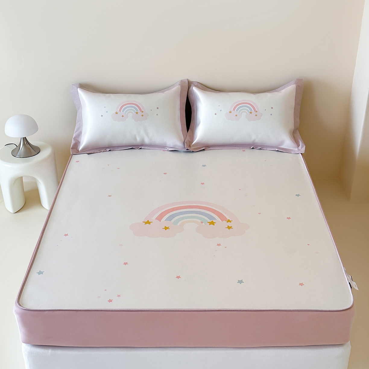 91家纺网 家纺一手货源 找家纺 JUICY 橘滋家纺 2026新款高端A类原创设计卡通数码印花冰丝席凉席 床笠款甜梦彩虹