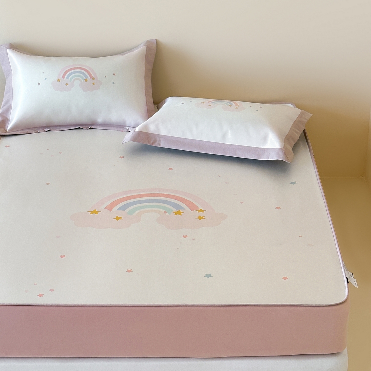 91家纺网 家纺一手货源 找家纺 JUICY 橘滋家纺 2026新款高端A类原创设计卡通数码印花冰丝席凉席 床笠款甜梦彩虹