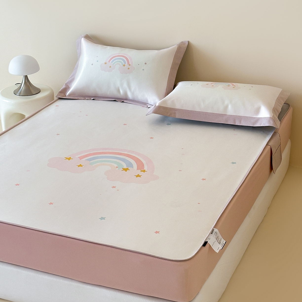 91家纺网 家纺一手货源 找家纺 JUICY 橘滋家纺 2026新款高端A类原创设计卡通数码印花冰丝席凉席 床笠款甜梦彩虹