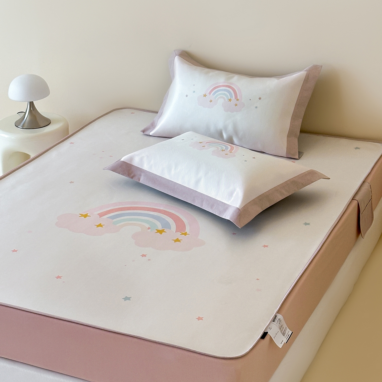 91家纺网 家纺一手货源 找家纺 JUICY 橘滋家纺 2026新款高端A类原创设计卡通数码印花冰丝席凉席 床笠款甜梦彩虹