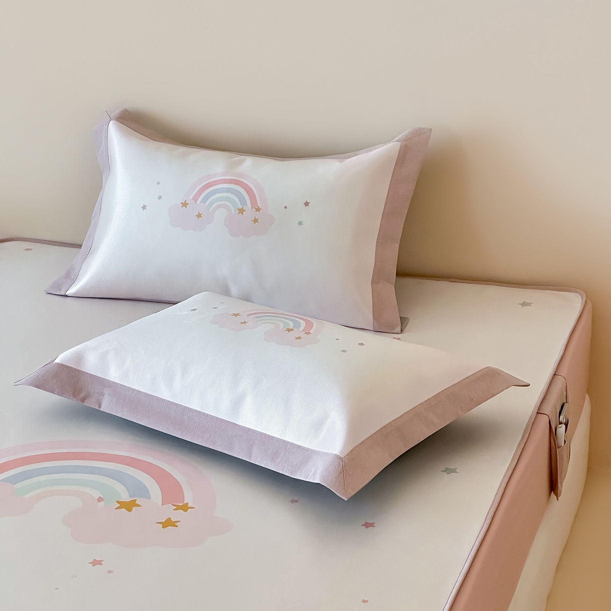 91家纺网 家纺一手货源 找家纺 JUICY 橘滋家纺 2026新款高端A类原创设计卡通数码印花冰丝席凉席 床笠款甜梦彩虹