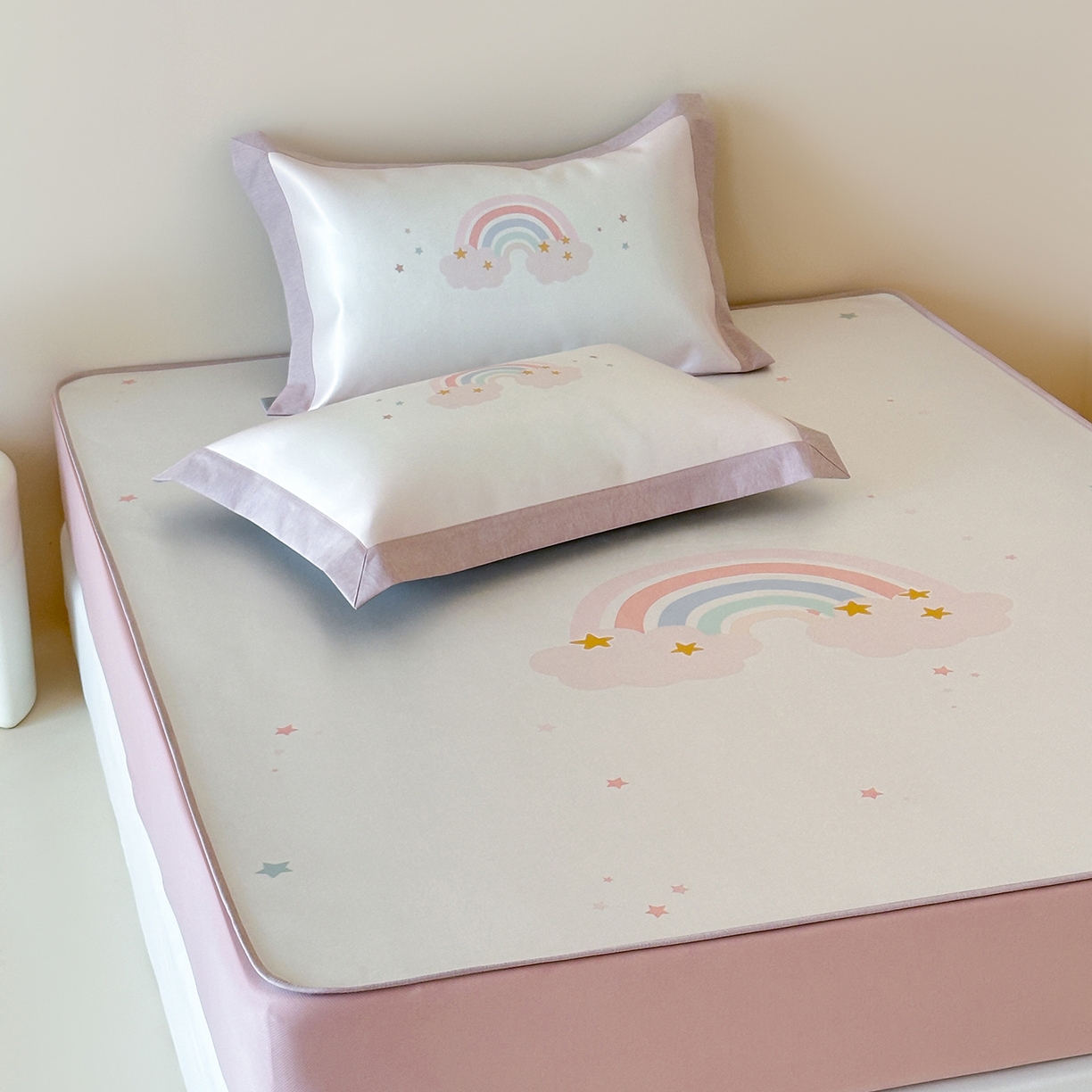 91家纺网 家纺一手货源 找家纺 JUICY 橘滋家纺 2026新款高端A类原创设计卡通数码印花冰丝席凉席 床笠款甜梦彩虹