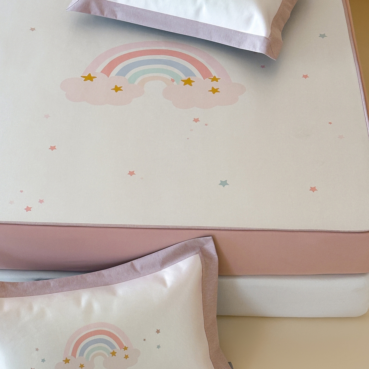 91家纺网 家纺一手货源 找家纺 JUICY 橘滋家纺 2026新款高端A类原创设计卡通数码印花冰丝席凉席 床笠款甜梦彩虹